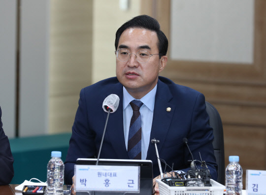 더불어민주당 박홍근 원내대표가 지난 9월 30일 오전 전남 무안군 전남도청 서재필실에서 열린 현장 최고위원회의에서 발언하고 있다. [무안=연합뉴스]